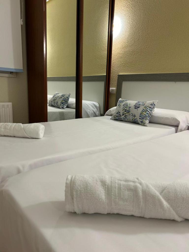 Hostal-Restaurante Posada Del Duque Villalbilla de Burgos Bagian luar foto