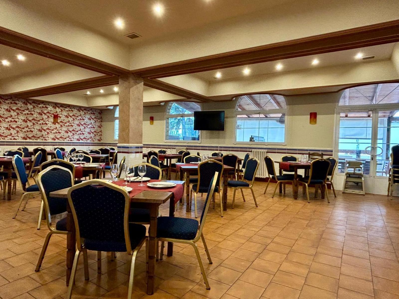 Hostal-Restaurante Posada Del Duque Villalbilla de Burgos Bagian luar foto
